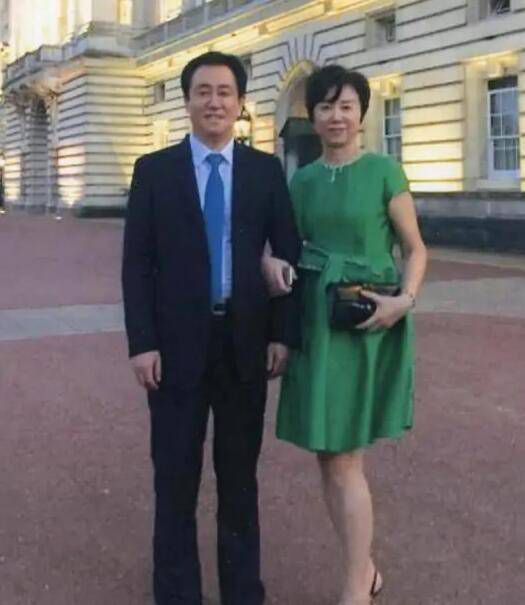 为求脱身，他可以绝不踌躇将无辜者卷进他闯下命案，而他盗用信任基金，乃至瞒着本身的亲生女儿布鲁克（同时也是其公司的首席财政官），全然掉臂她的前程与安危。